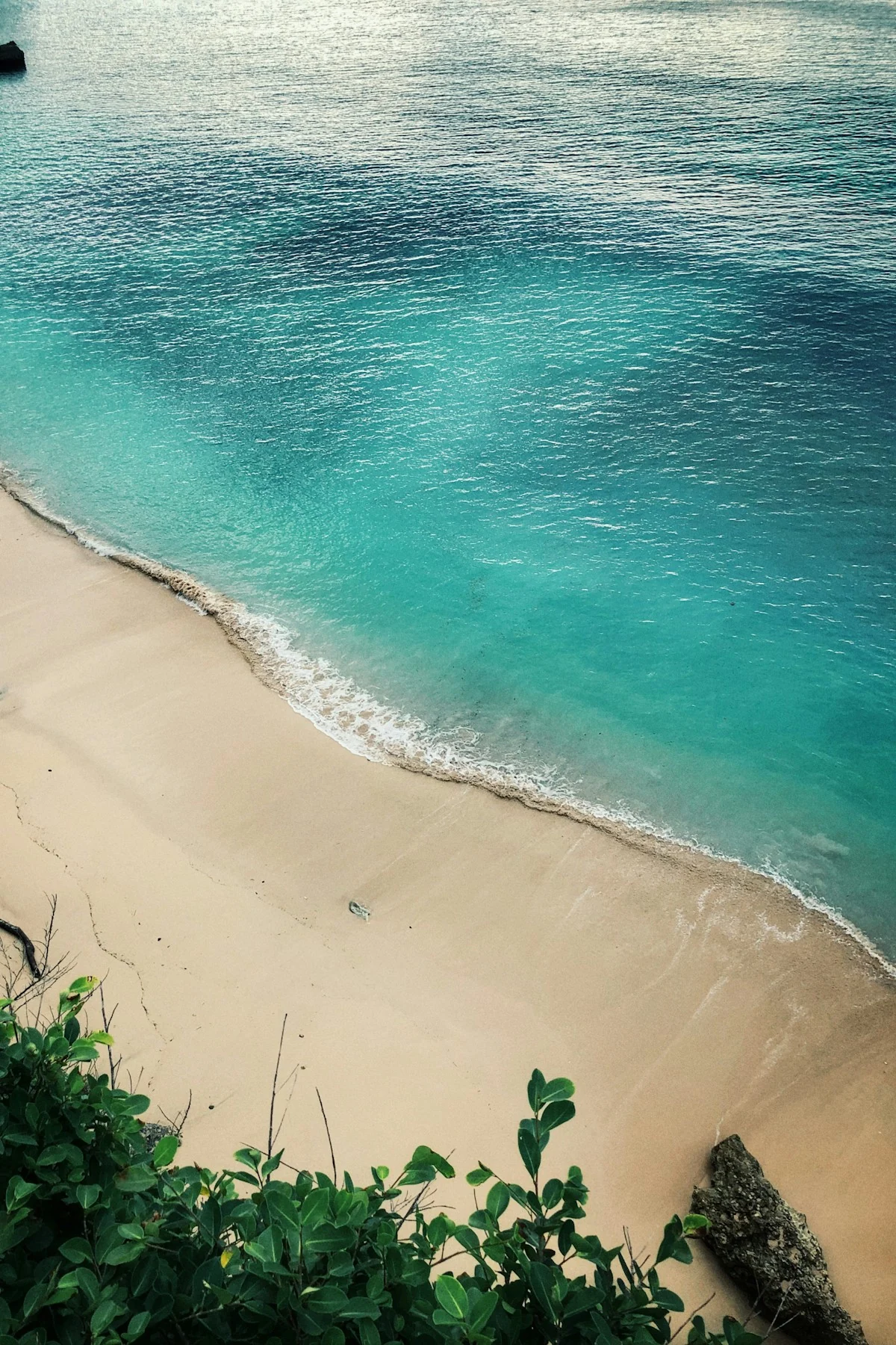 Broken Beach coastline and clear turquoise water at Nusa Penida